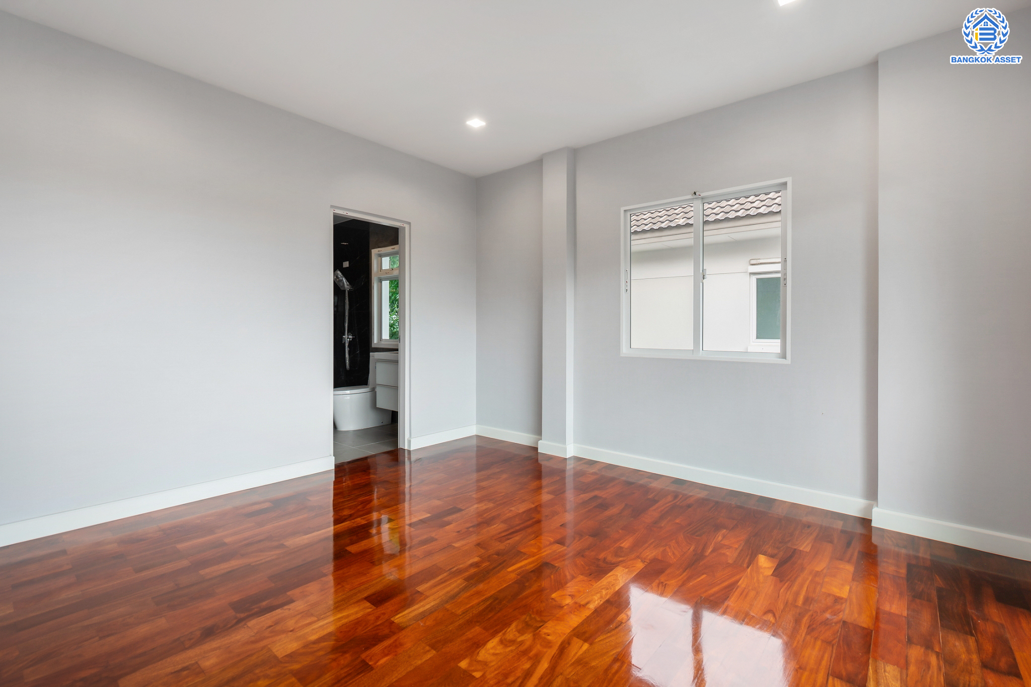 บ้านมือสองตกแต่งใหม่ แบรนด์สุดหรูจาก SC ASSET ม.บางกอกบูเลอวาร์ด สาทร-ปิ่นเกล้า ถนนเมน เนื้อที่ 72.7 ตร.ว. กว้างขวางบนพื้นที่ใช้สอยกว่า 311 ตร.ม. ฟังก์ชันจัดเต็ม 4 ห้องนอน 4 ห้องน้ำ (ห้องนอนทุกห้องมีห้องน้ำในตัว) จอดรถได้ 3 คัน บนทำเลใจกลางราชพฤกษ์ ใกล้ทางด่วน "ศรีรัช" พร้อมเชื่อมสู่สาทร-ปิ่นเกล้า ได้อย่างรวดเร็ว